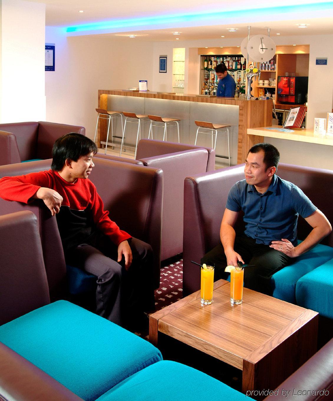 Holiday Inn Express Hemel Hempstead, An Ihg Hotel Restaurante foto