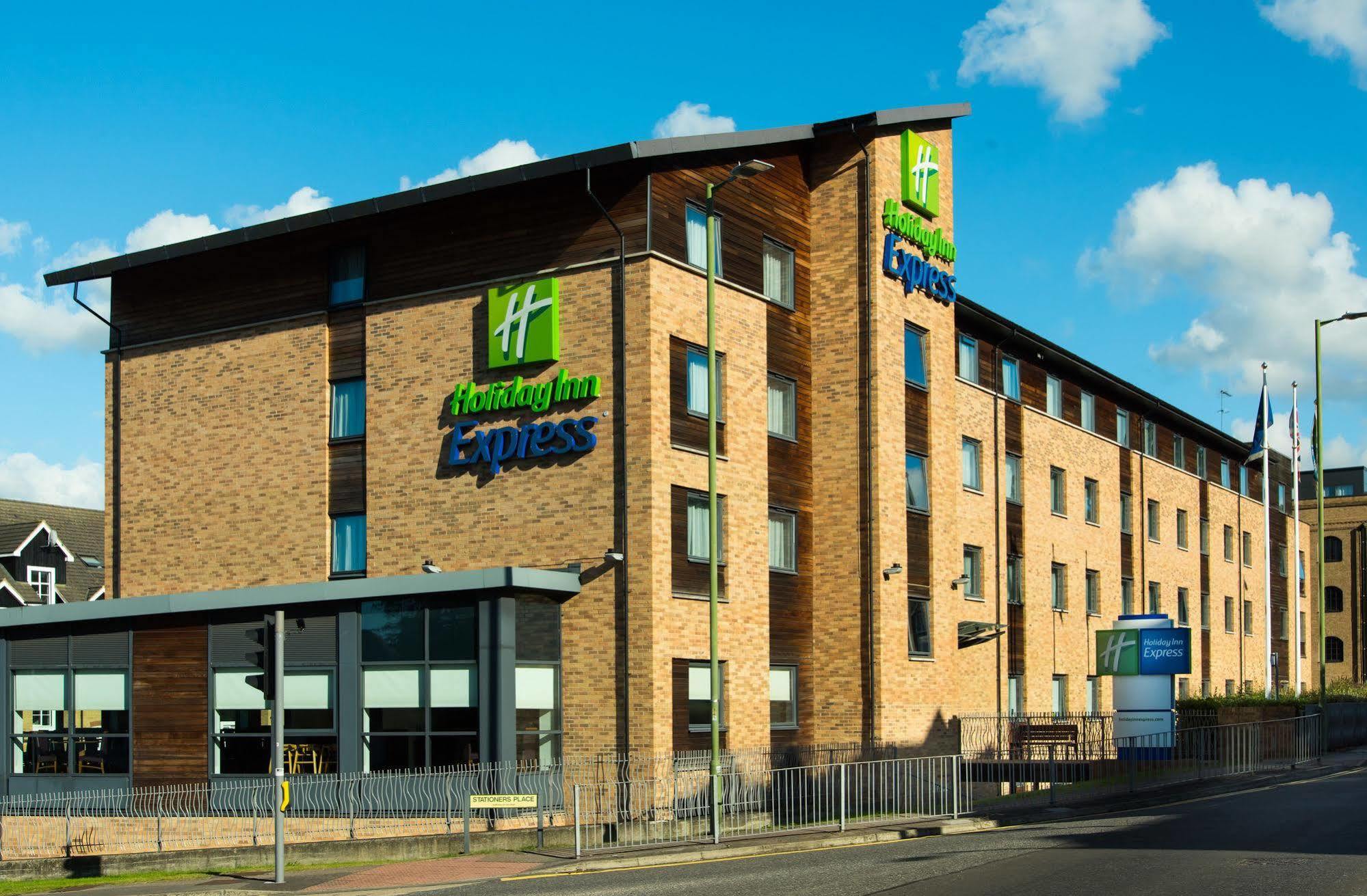 Holiday Inn Express Hemel Hempstead, An Ihg Hotel Exterior foto